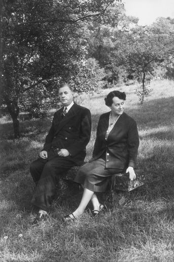« Le général et sa femme ne se séparent jamais. Lorsque de Gaulle toutes les semaines monte dans sa 15 CV pour se rendre à Paris, elle l’accompagne. » - Paris Match n°288, 2 octobre 1954
