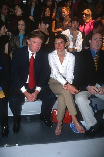 Donald Trump et Ghislaine Maxwell au défilé Anand Jon, à New York, en septembre 2000.