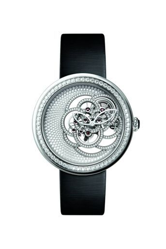 Mademoiselle Privé en or blanc et diamants, mouvement squelette en forme de camélia à remontage manuel. Chanel Horlogerie, 115 000 €.