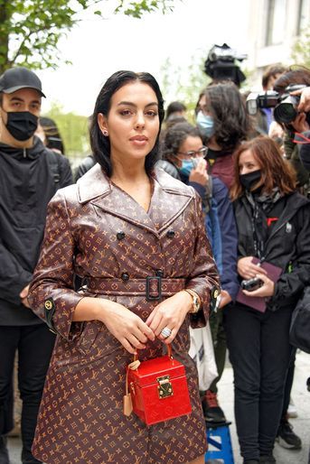Georgina Rodriguez au défilé Louis Vuitton lors de la Fashion Week de Paris le 6 octobre 2020