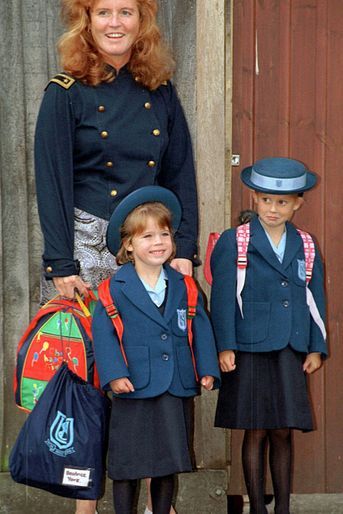 La princesse Eugenie d'York avec sa mère Sarah Ferguson et sa grande soeur la princesse Beatrice, le 7 septembre 1994