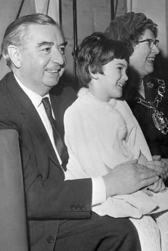 Ghislaine Maxwell enfant, sur les genoux de l&#039;homme politique britannique George Brown, en février 1966.