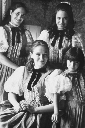 Ghislaine Maxwell, 7 ans, avec ses soeurs aînées Isabel, Anne et Christine, en 1968.
