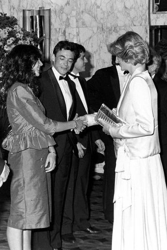 Ghislaine Maxwell rencontre la princesse Diana à la première d&#039;«Indiana Jones» à Londres, en juin 1984.