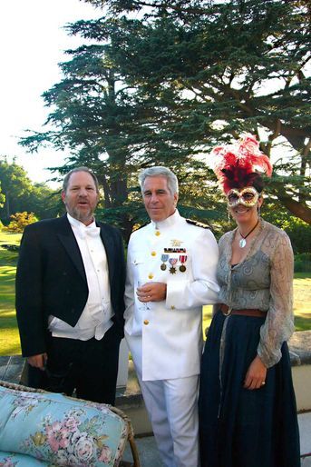 Harvey Weinstein Jeffrey Epstein et Ghislaine Maxwell aux 18 ans de la princesse Beatrice au château de Windsor, en juillet 2006.