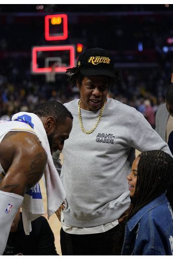 Jay-Z et sa fille Blue Ivy discutent avec LeBron James lors d'un match opposant les Lakers aux Clippers à Los Angeles le 8 mars 2020