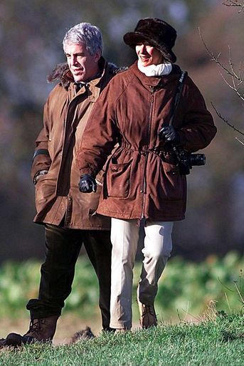 Jeffrey Epstein et Ghislaine Maxwell lors d&#039;une partie de chasse avec le prince Andrew à Sandringham, en décembre 2000. 