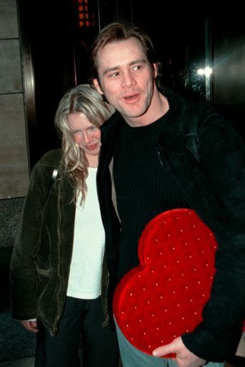 Jim Carrey et Renée Zellweger à la sortie d'un hôtel à New York en février 2000
