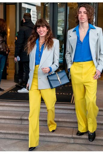 Lou Doillon et son fils Marlowe quittent leur hôtel à Milan pour se rendre au défilé Gucci automne-hiver 2020-2021 le 19 février. 