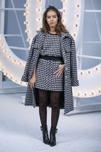 Lyna Khoudri au défilé Chanel lors de la Fashion Week à Paris le 6 octobre 2020