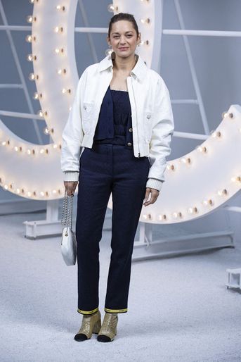 Marion Cotillard au défilé Chanel lors de la Fashion Week à Paris le 6 octobre 2020