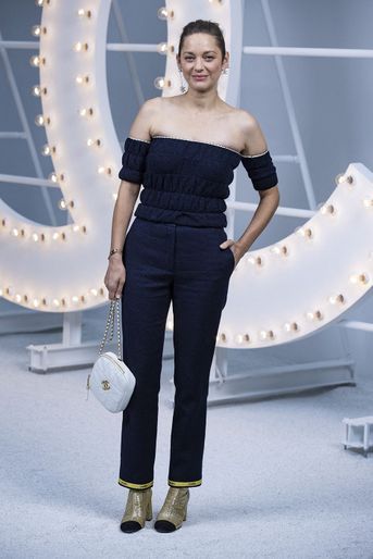 Marion Cotillard au défilé Chanel lors de la Fashion Week à Paris le 6 octobre 2020