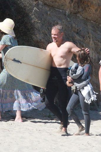 Matt Damon fait du surf en famille à Malibu le 12 août 2020