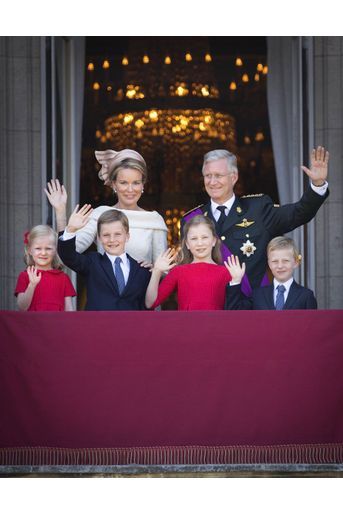 Le prince Emmanuel de Belgique avec ses parents, ses sœurs et son frère, le 21 juillet 2013, jour de la montée sur le trône de son père