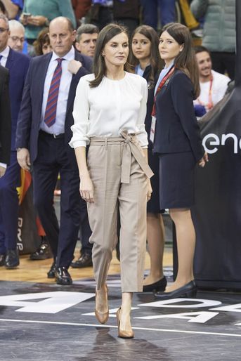La reine Letizia d&#039;Espagne en beige et blanc à Salamanque, le 8 mars 2020