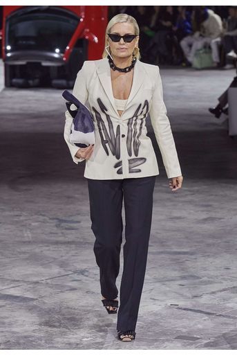 Yolanda Hadid défile pour la dernière collection prêt-à-porter automne-hiver 2020-2021 de la marque Off-White à Bercy le 27 février 2020. 