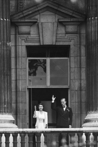 La princesse Elizabeth et le prince Philip fiancés au balcon de Buckingham Palace en juillet 1947