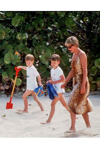 La princesse Diana en vacances avec ses fils William et Harry, sur la plage de l’île de Necker, en avril 1990.