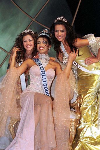 Priyanka Chopra, Miss Monde 2000, entre ses dauphines Miss Italie Giorgia Palmas et Miss Turquie Yüksel Ak, le 30 novembre 2000 à Londres