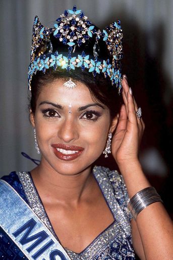 Priyanka Chopra, Miss Monde 2000, après son couronnement au Dôme du Millénaire de Londres le 30 novembre 2000