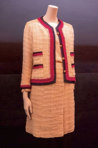 La petite robe en soie frangée, le modèle préféré de Gabrielle Chanel. 