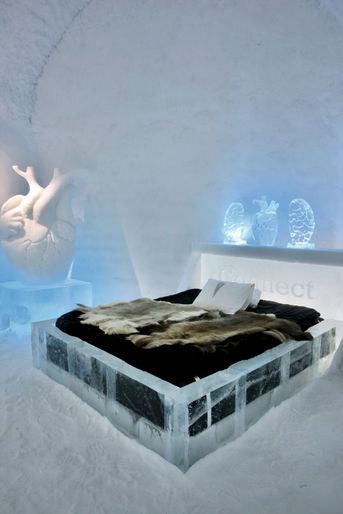 Une des chambres du Icehotel comporte un cœur sculpté dans la glace.
