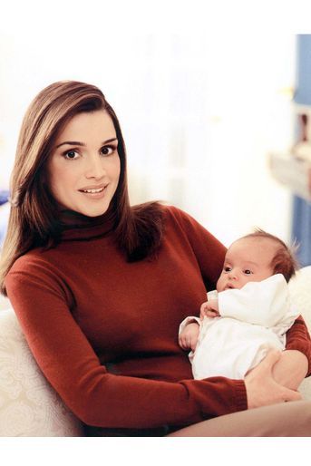 La princesse Salma de Jordanie avec sa mère la reine Rania, le 1er décembre 2000