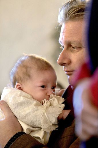 Le prince Emmanuel de Belgique avec son père le prince Philippe, le 10 décembre 2005, jour de son baptême