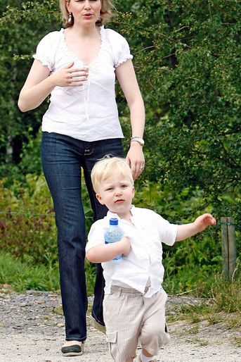 Le prince Emmanuel de Belgique avec sa mère la princesse Mathilde, le 16 juillet 2007