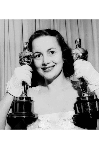 Olivia de Havilland et ses deux Oscars.