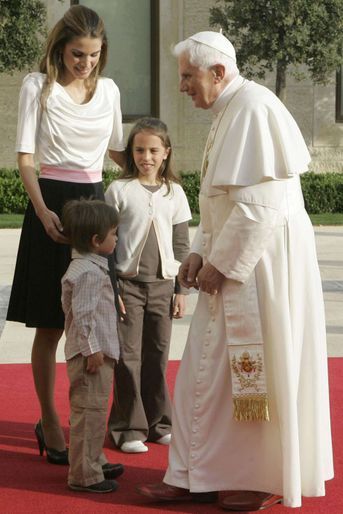 La princesse Salma de Jordanie avec sa mère la reine Rania, son petit frère le prince Hashem et le pape Benoît XVI, le 8 mai 2009
