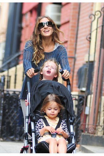 Sarah Jessica Parker à New York en 2012 avec ses jumelles Tabitha et Marion (nées par mère porteuse en juin 2009). 