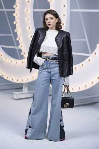 Zoé Adjani au défilé Chanel lors de la Fashion Week à Paris le 6 octobre 2020
