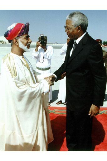Le sultan Qaboos d&#039;Oman avec le président sud-africain Nelson Mandela à Mascate, le 6 avril 1999