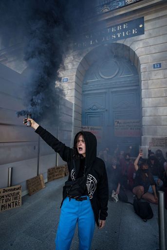 Une cinquantaine de militantes féministes ont brièvement manifesté lundi soir devant le ministère de la Justice à Paris.