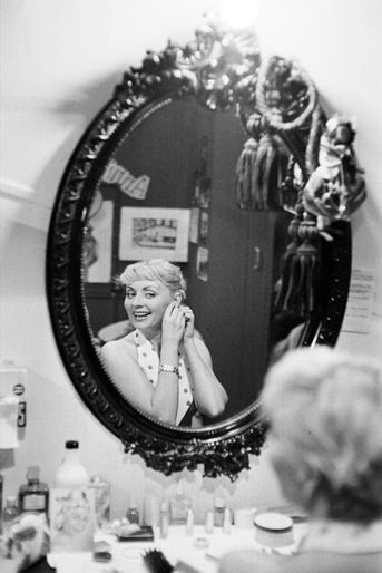 Annie Cordy dans sa loge du Théâtre de l&#039;ABC à Paris, avant une représentation de l&#039;opérette &quot;Tête de linotte », en décembre 1957.
