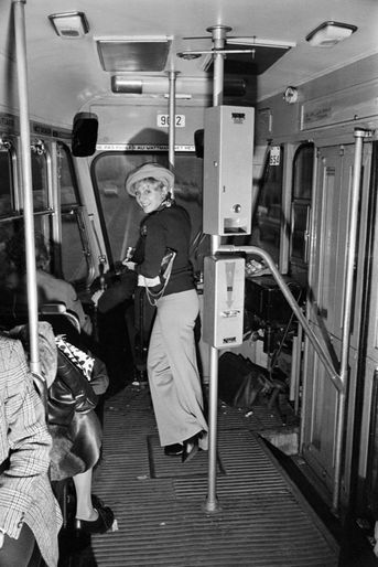 Annie Cordy en novembre 1973 dans le tram 94 de Bruxelles, celui qu&#039;elle prenait quand elle était étudiante.