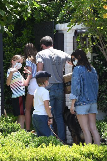 Ben Affleck se promène avec Ana de Armas et ses trois enfants à Brentwood, Los Angeles, le 23 mai 2020
