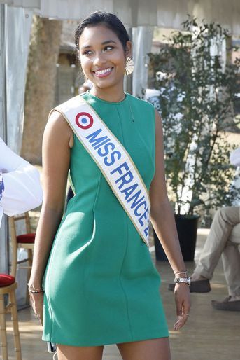 Clémence Botino (Miss France 2020) à l'hippodrome d'Évreux le 13 septembre 2020