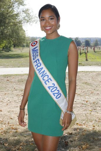 Clémence Botino (Miss France 2020) à l'hippodrome d'Évreux le 13 septembre 2020