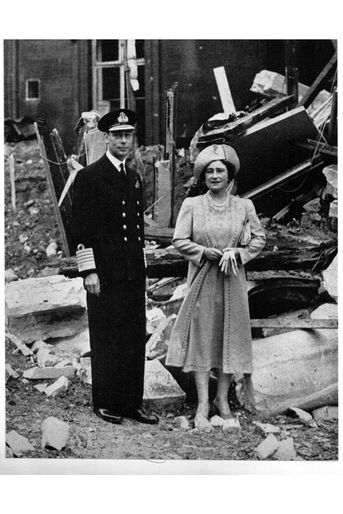 Le roi George VI et la reine consort Elizabeth dans le Palais de Buckingham bombardé, le 14 septembre 1940