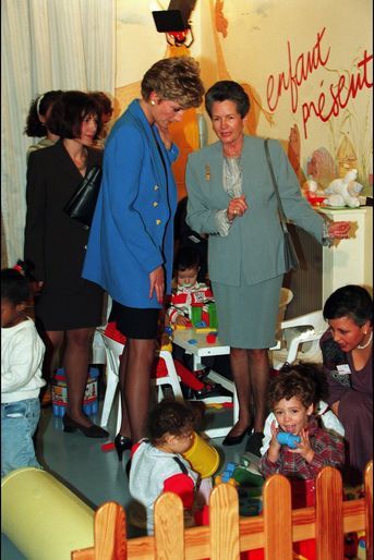 La princesse Diana en compagnie d&#039;Anne-Aymone Giscard d&#039;Estaing, lors d&#039;une visite dans une crèche accueillant les enfants de parents en difficulté, dans le XXe arrondissement de Paris, le 28 novembre 1994.