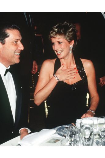 La princesse Diana, invitée par Anne-Aymone Giscard d&#039;Estaing à présider le dîner de gala de la Fondation pour l&#039;enfance, au château de Versailles, le 28 novembre 1994.