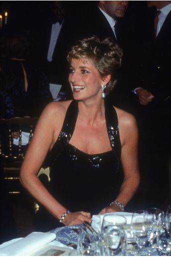 La princesse Diana, invitée par Anne-Aymone Giscard d&#039;Estaing à présider le dîner de gala de la Fondation pour l&#039;enfance, au château de Versailles, le 28 novembre 1994.