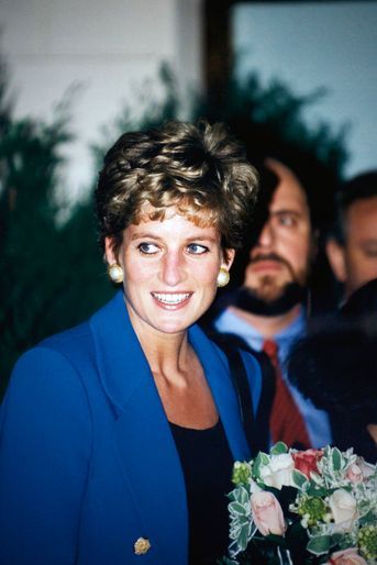 La princesse Diana lors d&#039;une visite dans une crèche accueillant les enfants de parents en difficulté, dans le XXe arrondissement de Paris, le 28 novembre 1994.