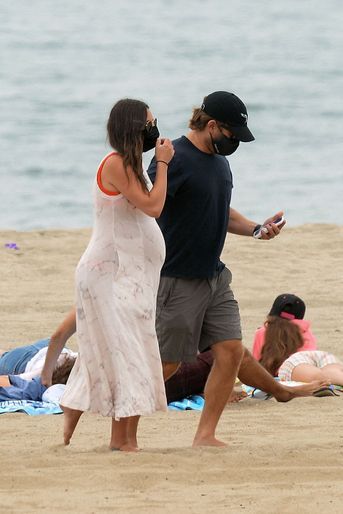 Lea Michele sur une plage de Santa Monica, à Los Angeles, avec son mari Zandy Reich le 4 août 2020