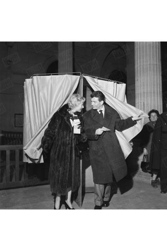 Michèle Morgan et Henri Vidal votent lors des élections législatives du 2 janvier 1956.
