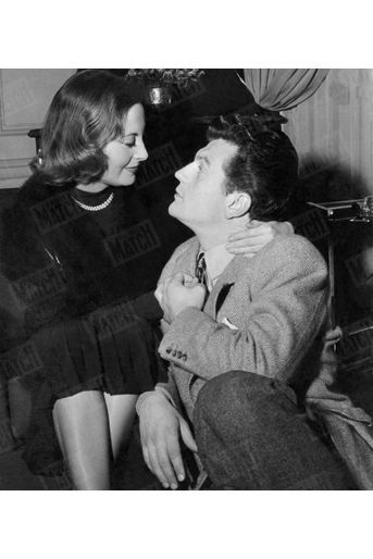 Première photo d'Henri Vidal et de Michèle Morgan après la cérémonie de leur mariage à la mairie du XVIIème arrondissement de Paris, le 10 février 1950.