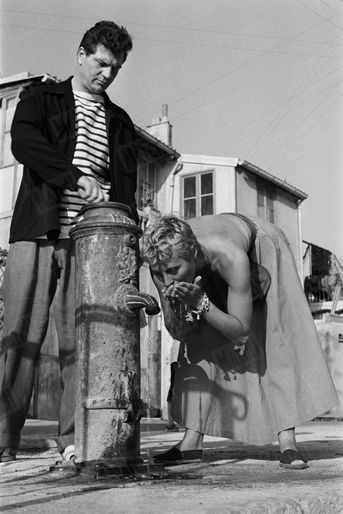 Michèle Morgan rejoint son époux Henri Vidal à Marseille, sur le tournage de son film "Le port du désir" en septembre 1954.