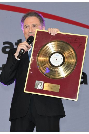 Michel Drucker présente un rare disque d'or de Jean-Jacques Goldman dédicacé spécialement pour la soirée lors de la vente aux enchères de la soirée caritative des parrains de l'Appel national pour la Tsedaka à Paris le 1er décembre 2019. 